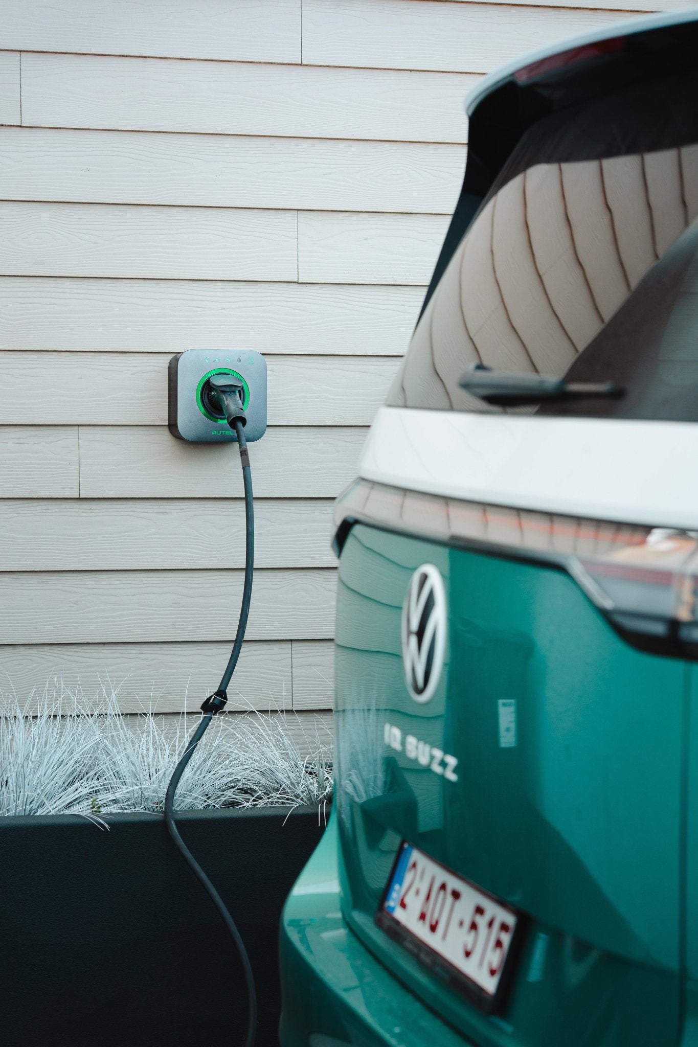 Elektrische bedrijfswagen laadt aan een thuislaadpaal